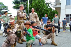 子どもに銃を持たせる米兵